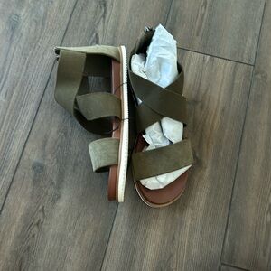 Women’s size 8.5 sandals, brand new